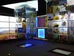 Sala de exposición moderna con pantallas multimedia y paneles informativos