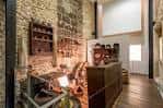 Interior de la Casa Museo María Pita con exposición de objetos históricos y paredes de piedra