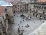Vista aérea de la Plaza de Platerías mostrando la distribución del espacio y la afluencia de gente.