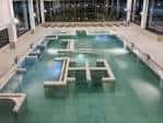 Amplia piscina interior de un complejo hotelero en Lugo