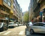 Vista de la Calle Ángel Senra con edificios residenciales y coches aparcados