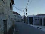 Calle estrecha con edificios de piedra en el Barrio de Matamá