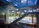 Espacio interior de la Sede del Colegio de Arquitectos de Galicia con lucernario y vegetación