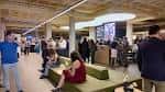 Espacio interior moderno con asistentes interactuando en un evento