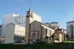 Panorámica exterior de la Iglesia de San Francisco de Asís bajo un cielo azul