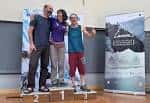 Ganadores de una competición deportiva en un podio con banners