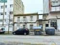 Edificio antiguo en la Rúa Concepción Arenal con coches aparcados