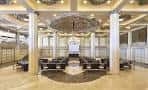 Gran vestíbulo o salón principal del hotel con decoración clásica