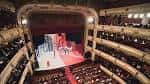 Vista aérea del auditorio con público y escenario durante un evento