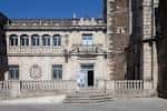 Fachada principal del Museo Provincial de Lugo con su entrada