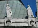 Esculturas de Manuel Buciños en la parte superior de un edificio