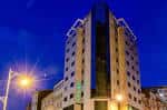 Vista nocturna del moderno edificio del Hotel Princess en Ourense