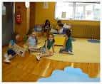 Zona infantil de lectura en la Biblioteca Municipal Monte Alto con niños en el suelo