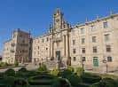 Vista lateral del Monasterio de San Martín Pinario y sus jardines en un día soleado.
