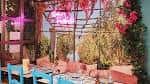 Área de comedor con decoración de plantas y luces de neón