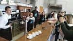 Área de cafetería o bar con personal y clientes