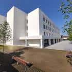 Vista exterior de la moderna Residencia O Castiñeiriño con fachada blanca y zona ajardinada
