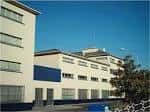 Fachada exterior de un centro educativo moderno bajo cielo azul