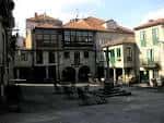 Praza da Leña, plaza tradicional con cruceiro y edificios con soportales
