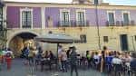 Plaza de Méndez Núñez con terrazas de bares y personas disfrutando del ambiente