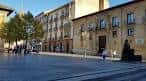 Perspectiva de la Plaza de Porlier con edificios históricos bajo la luz del sol