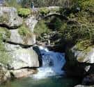 Cascada y puente de piedra en el río Almofrei