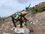 Escultura de trol verde en el sendero mitológico del Monte do Viso