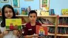 Biblioteca del CEIP A Xunqueira 2 con estanterías de libros