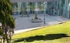 Vista exterior del Centro Cívico Los Rosales con fachada moderna y plaza