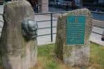 Busto de José Martí con placa conmemorativa en la Plaza