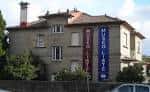 Fachada principal del Museo Liste con estandartes