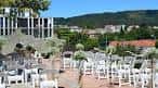 Terraza exterior con sillas para ceremonias o eventos al aire libre
