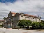 Pazo Provincial de Pontevedra desde un ángulo, con cielo nublado