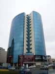 Fachada completa de la Torre de Cristal en A Coruña con zona de acceso