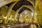 Interior amplio de la Iglesia de Santiago con sus arcos y nave principal