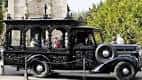 Coche fúnebre antiguo de estilo clásico en el cementerio