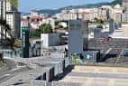 Vista elevada del Parque María Xosé Queizán con zonas verdes y edificios urbanos