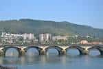 Panorámica del Puente del Burgo sobre el río con colinas y edificios