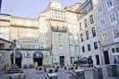 Panorámica de la Plaza Eironciño dos Cabaleiros con edificios de diferentes estilos