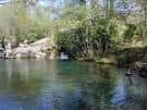 Aguas tranquilas del río Almofrei rodeadas de vegetación