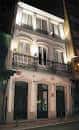 Fachada de la Casa Museo iluminada por la noche