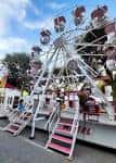 Rueda de la fortuna tradicional en una feria diurna en Pontevedra