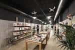 Interior moderno de la librería con estanterías de madera y plantas