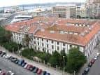 Vista aérea del edificio de la Fábrica de Tabacos con su patio interior y el entorno urbano