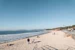 Playa de Samil con bañistas y el mar en un día soleado