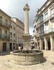 Vista frontal de la fuente de Cervantes en la plaza.