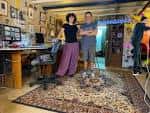 Interior de un estudio o espacio de trabajo con personas y obras de arte en las paredes