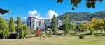 Panorámica del Campus Universitario de Ourense con edificios y amplias zonas verdes