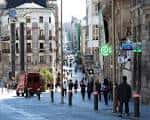 Calle Príncipe vista desde Porta do Sol con transeúntes y edificios