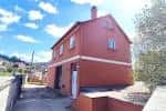 Casa rural o edificio de eventos de color rojo